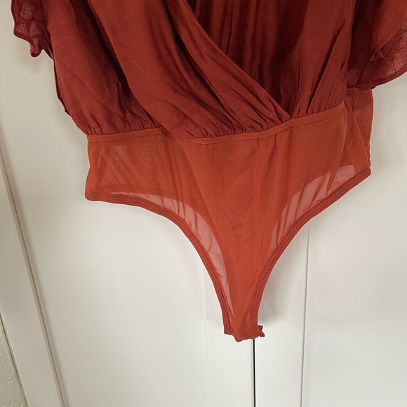 NWT Lulus v neck bodysuit. Size small. - Picture 10 of 12